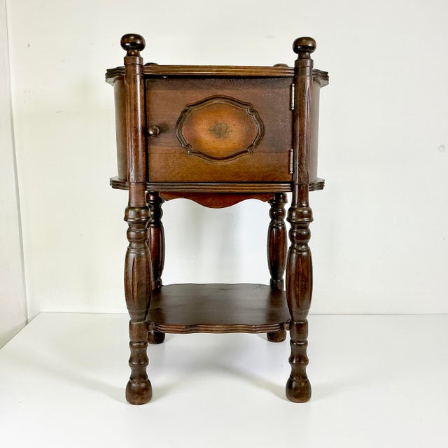 American Early 1900s Antique Americana Boho Chic British Colonial Cushman Product Drinks Table Humidor For Sale - Image 3 of 14