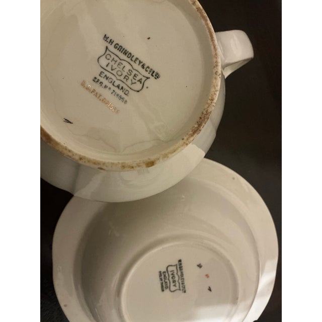 Antique w.h. Grindley & Co. “Chelsea Ivory” English Ironstone Gravy Boat & Underplate For Sale In Dallas - Image 6 of 12