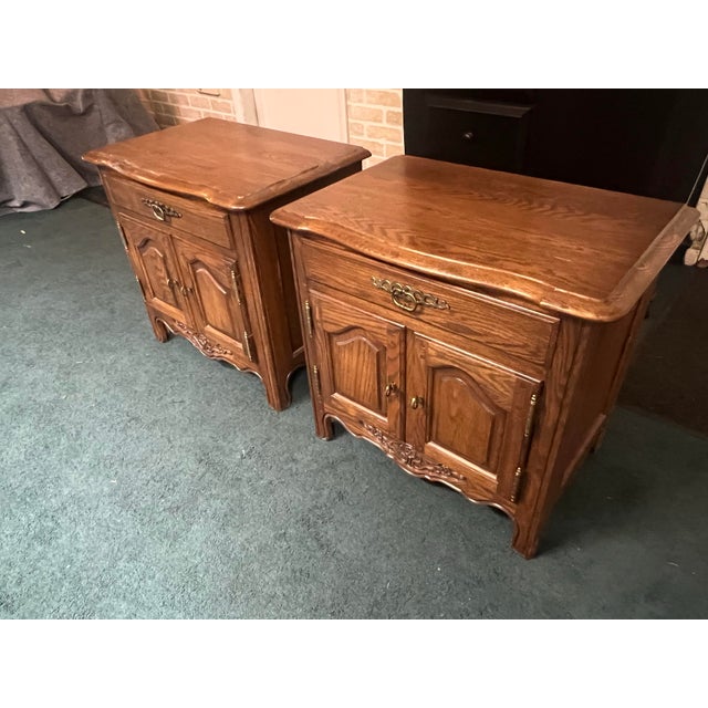 Pennsylvania House Vintage Pair of Pennsylvania House Solid Cherry Nightstands For Sale - Image 4 of 7