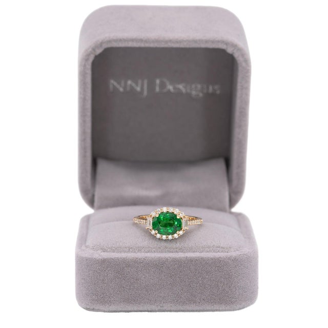 Modern 1.8Ct Tsavorite Garnet Ring With Earth-Mined Diamond Accents: Solid 14k Gold, Size 6.75 For Sale - Image 3 of 10