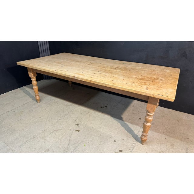 Hard to find comfortable 10 seat Pine Farmhouse Dining Table, also its very deep. Dating to the 1940s and of good quality...