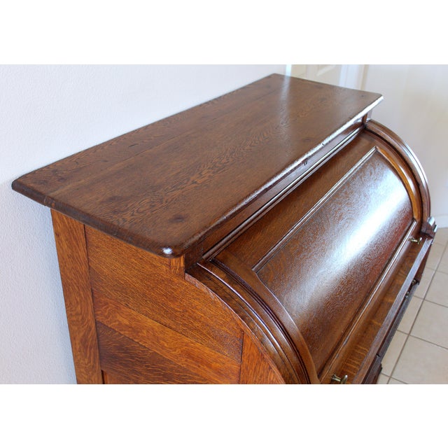 Antique Quarter-Sawn Tiger Oak Roll Top Secretary Desk With Carved Floral Cabinet & Original Key, C. 1900–1915 For Sale - Image 10 of 17
