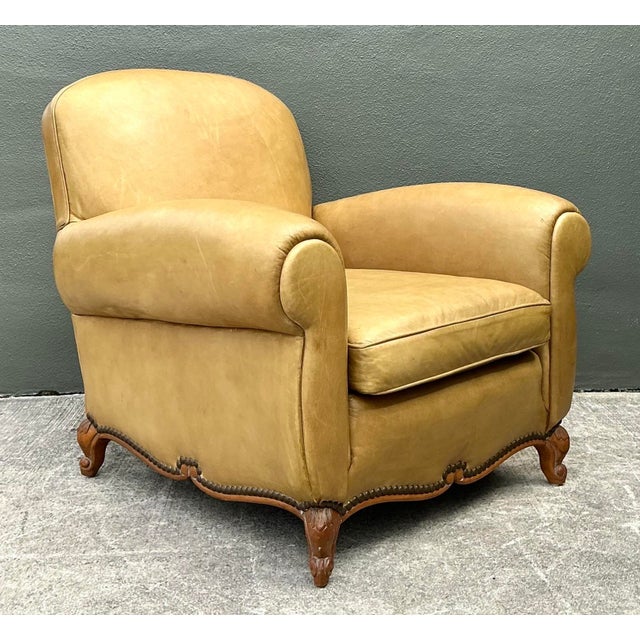This iconic Ralph Lauren club chair is a masterclass in classic Deco-inspired luxury. Upholstered in a premium, honey-...