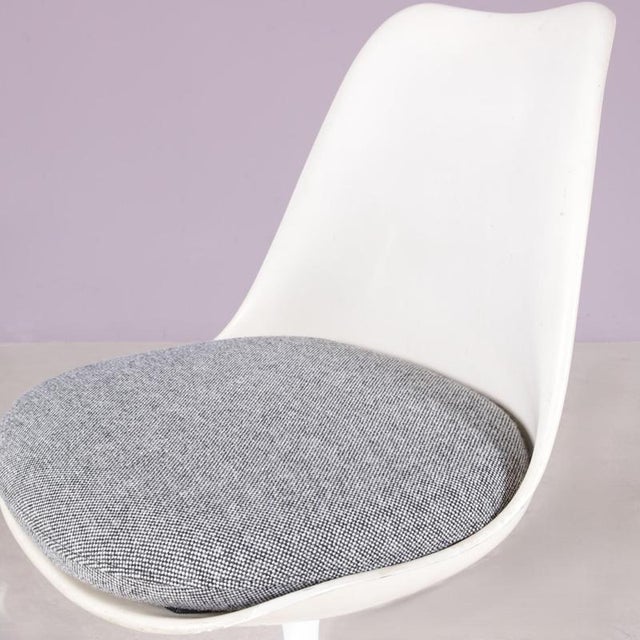 This 1970s Tulip side chair, designed by Eero Saarinen for Knoll International, is a beautiful example of the iconic mid-...