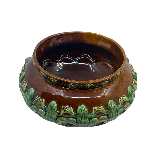 Ceramic Bordallo Pinheiro Jardinière Bowl With Frogs & Artichoke Leaf Border For Sale - Image 7 of 10