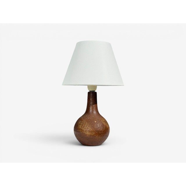 Søholm Stentøj, Danish Mid-Century Modern, Table Lamp, Burnt Orange Ceramic, Denmark, 1960s An unglazed brutalist style...