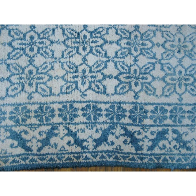 Indian 1930s Blue White Floral Antique N. Indian Agra Cotton Carpet 4'6" X 7' Handknotted Rug For Sale - Image 3 of 4