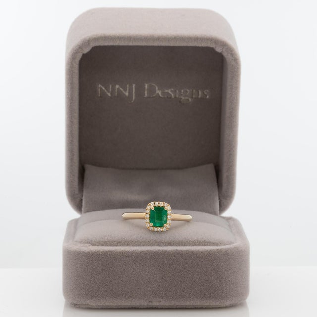 Modern Colombian Emerald Ring With Earth Mined Diamonds Accents: Solid 14k Gold, Size 6.75 For Sale - Image 3 of 7