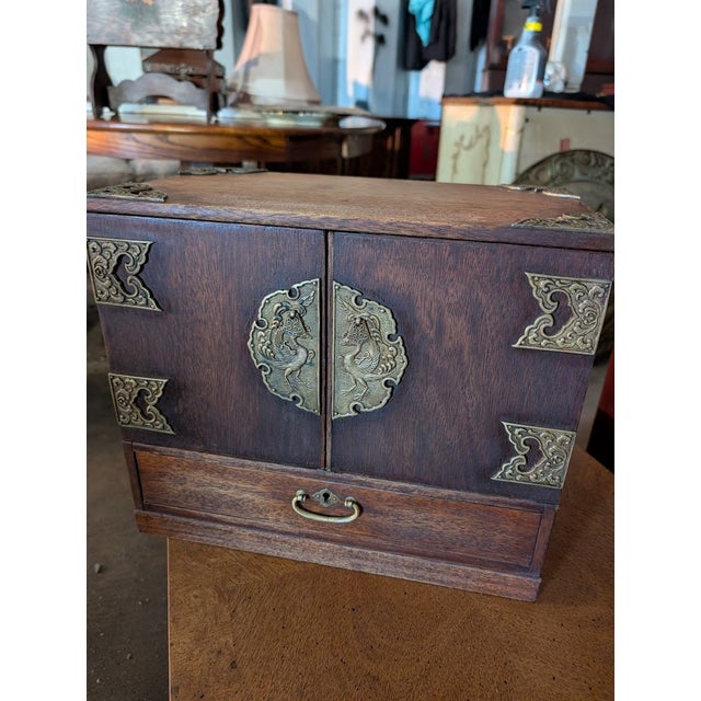 Wood Vintage Chinoiserie Phoenix Jewelry Box | Ornate Brass Hardware, Double Doors & Multi-Drawer Interior For Sale - Image 7 of 17