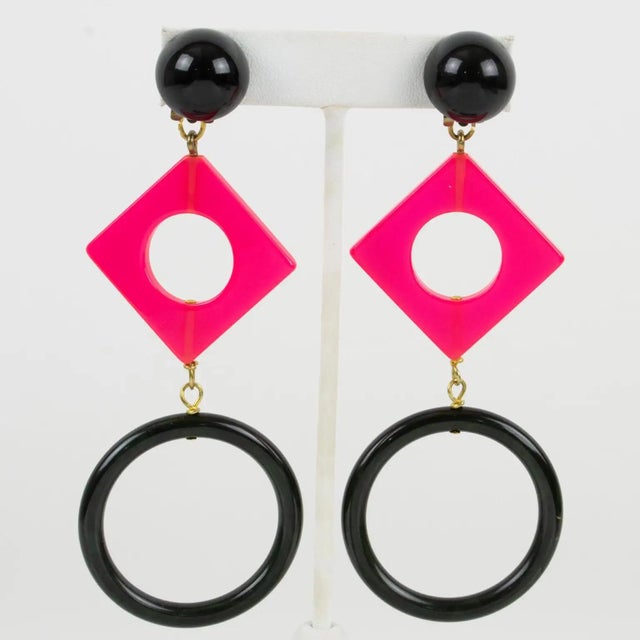 Pop Art Black and Pink Bakelite Extra-Long Dangle Clip Earrings For Sale - Image 3 of 7