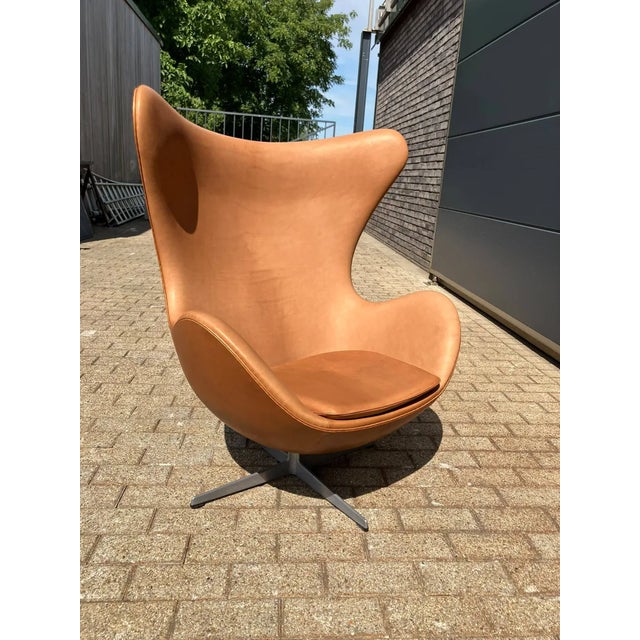 Designer : Arne Jacobsen Dimensions : H107 x W86 x D79 Color : orange Material : leather Style : design Fritz Hansen Egg...