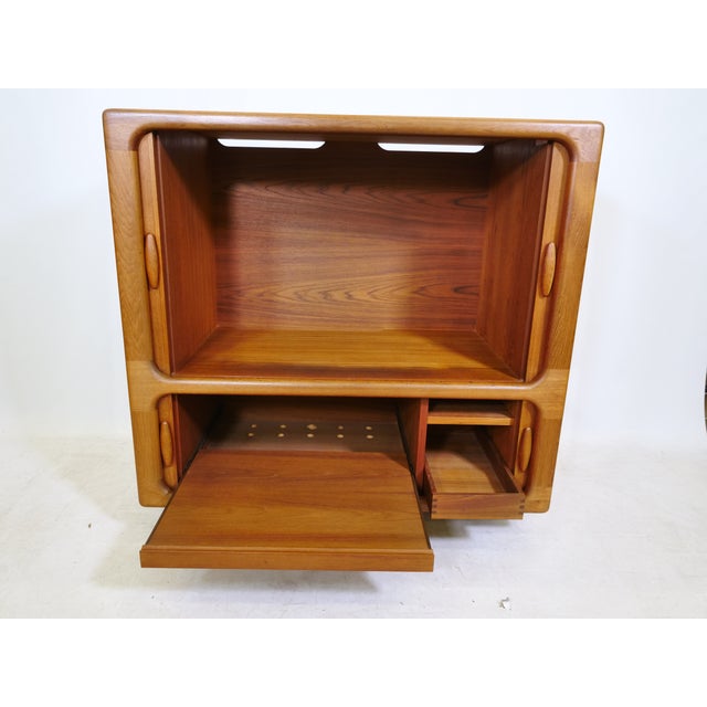 Compact hi-fi highboard from Dyrlund, crafted from teak, featuring a clean, minimalist design and rounded edges. Sliding...