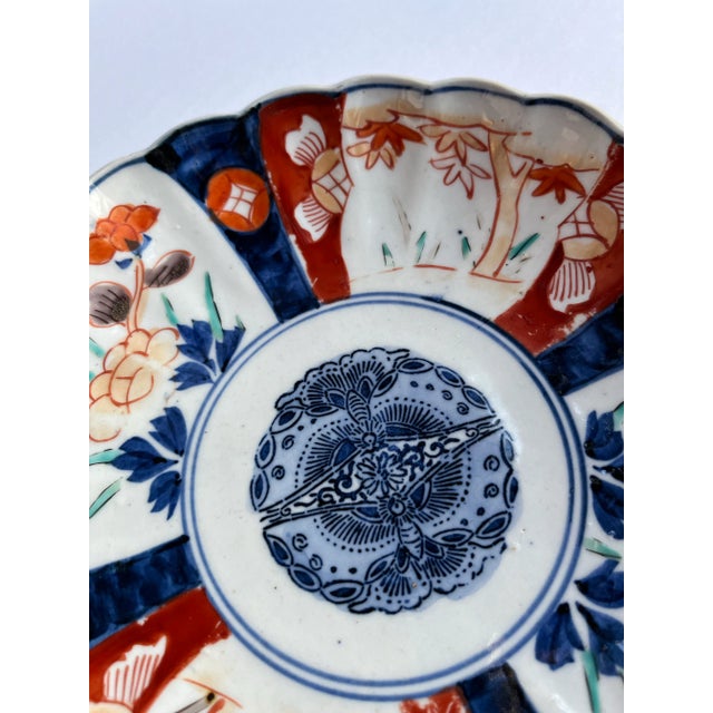 Chinoiserie Scalloped Imari Dish For Sale - Image 3 of 5