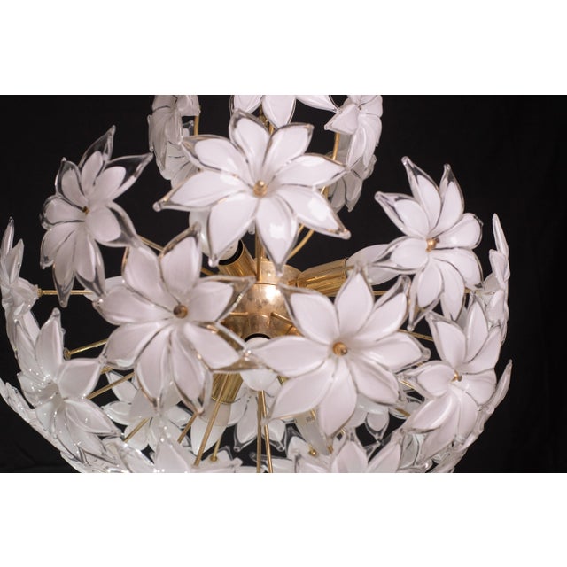 1980s Murano Sputnik White Flowers Chandelier, 1980s For Sale - Image 5 of 10
