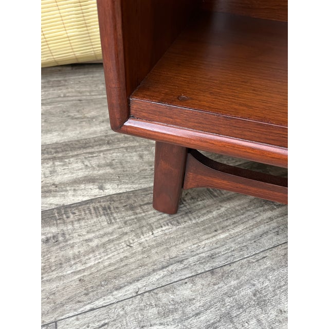 A Pair of Refinished Mid Century Modern Nightstands by Cavalier Furniture. Circa 1960s. For Sale - Image 14 of 18