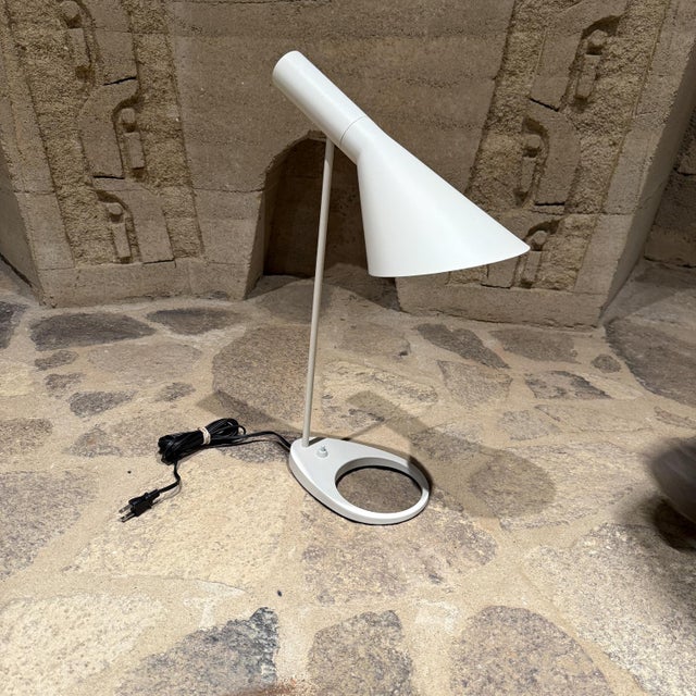 Vintage White Modern Desk Lamp Attributed to Jacobsen For Sale In San Diego - Image 6 of 7