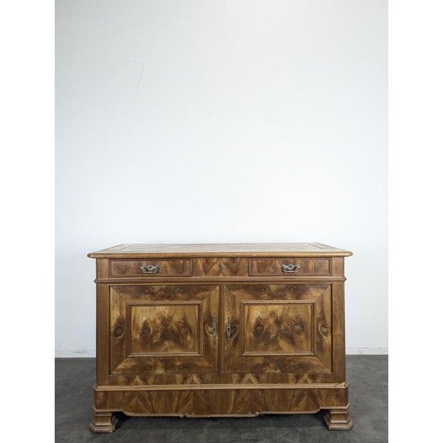 Louis Philippe Sideboard in Walnut and Walnut Burl, in Very Good conditions.