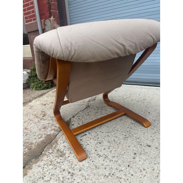 1990s Pair of Scandinavian Cantilevered Molded Teak Plywood Lounge Chairs For Sale In Philadelphia - Image 6 of 10
