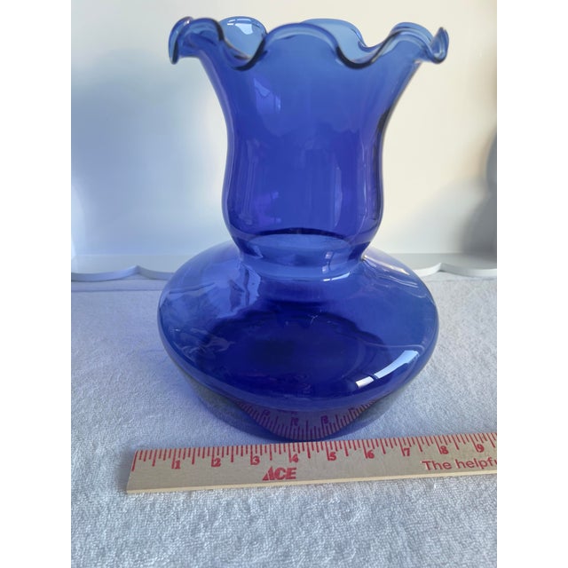 1990s Vintage Cobalt Blue Blown Glass Vase 10” High Ruffled Edge Made in Colombia For Sale - Image 5 of 7