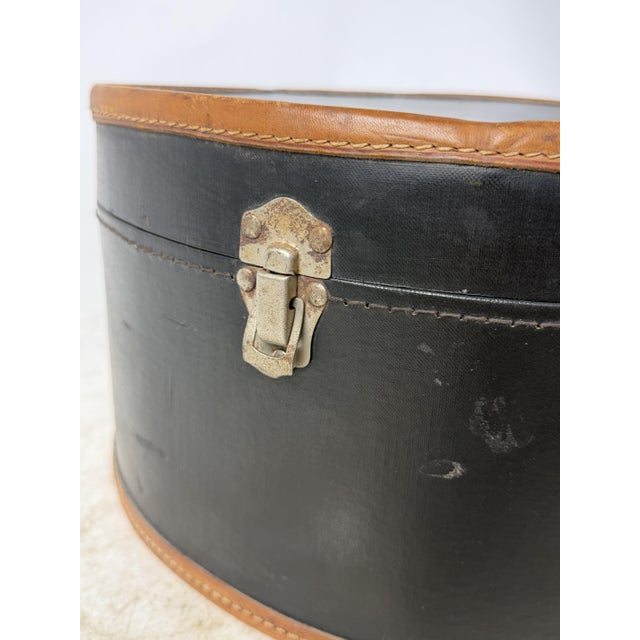 Antique Hat Box in Lined Cardboard and Leather, Late 19th Century For Sale - Image 9 of 16