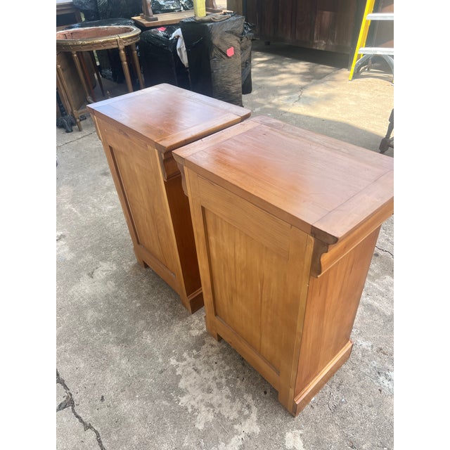 Wood French 19th Century Louis Philippe Pair of Walnut Nightstands, Pair For Sale - Image 7 of 12