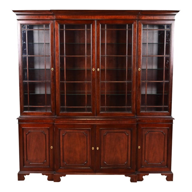 Kindel Furniture Georgian Carved Mahogany Lighted Breakfront Bookcase Cabinet For Sale