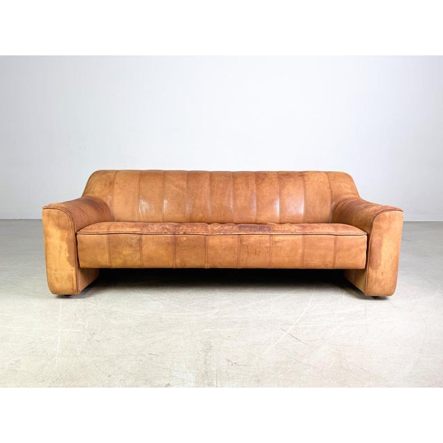 High-quality DS44 three-seater sofa by de Sede with a beautiful patina. The traditional Swiss manufacturer de Sede is...