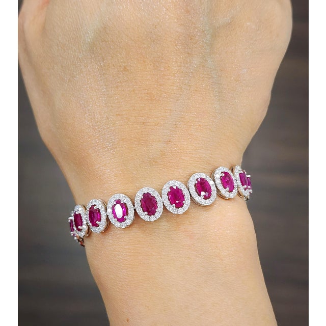 Modern 12.02 Ct Natural Ruby & Diamond Bracelet For Sale - Image 3 of 10