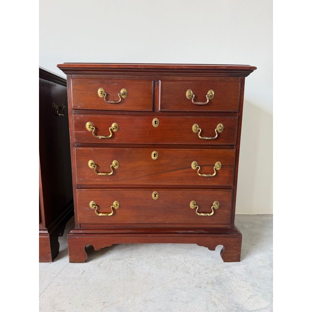 Hollywood Regency Vintage Link-Taylor Heirloom Solid Mahogany Chippendale Bedside Tables / Nightstands – A Pair For Sale - Image 3 of 16