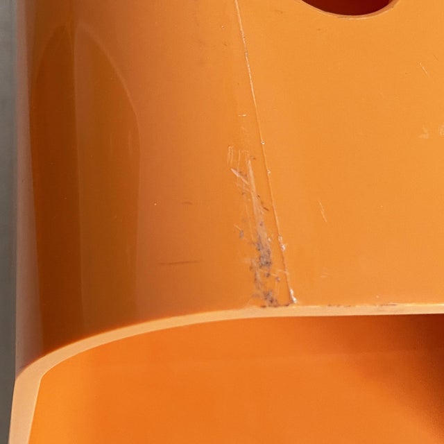 Space Age Italian Red, Orange, and White Plastic Magazine Rack from Aramis, 1970s, Set of 8 For Sale - Image 11 of 18