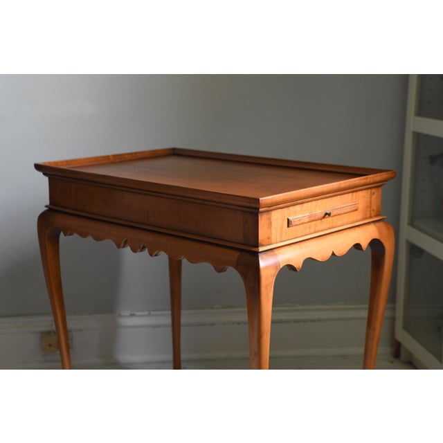 1990s Vintage Eldred Wheeler Tiger Maple Tea Table Scalloped Skirt Queen Anne Legs Colonial Reproduction For Sale - Image 9 of 11