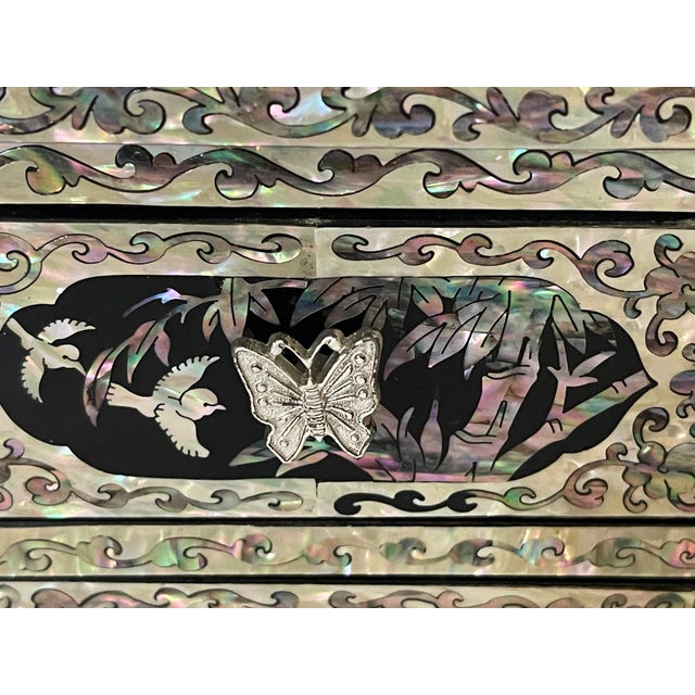 1940s Spectacular Mother of Pearl Inlayed Jewelry Box With Birds of Patadise For Sale - Image 4 of 7