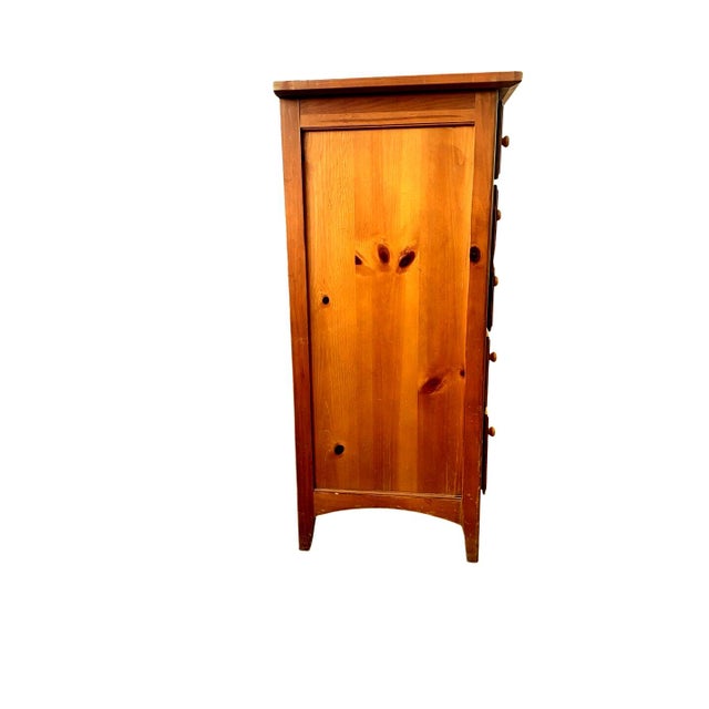 This Impressions by Thomasville dresser offers spacious storage with 9 drawers in a pine wood build. Durable...