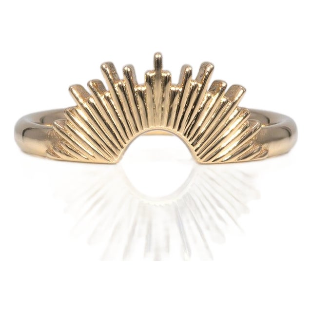 Crown Stackable Band in Solid 18k Yellow Gold – Regal Stacking Ring, Size 6.75 For Sale