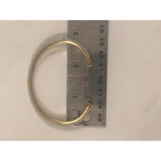 1980s Celery Green Snakeskin Gold Bangle Bracelet For Sale - Image 6 of 6