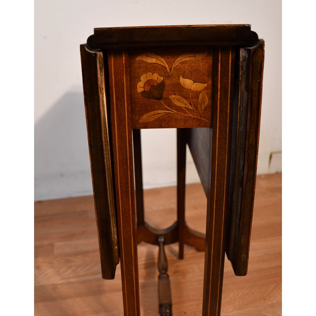 1900s Antique English Mahogany Dutch Marquetry Pembroke Drop Leaf Side End Table For Sale - Image 13 of 14