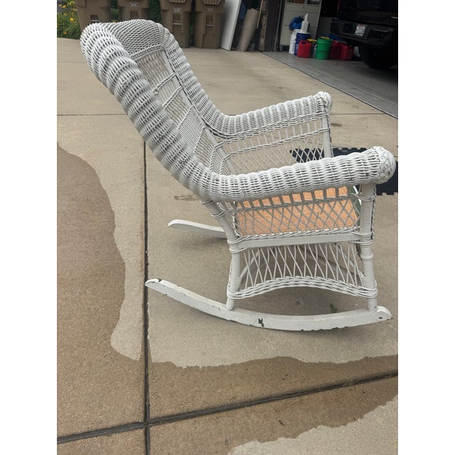 Heywood Wakefield white wicker rocker. No damage to the chair, just needs a paint touch up. In great shape