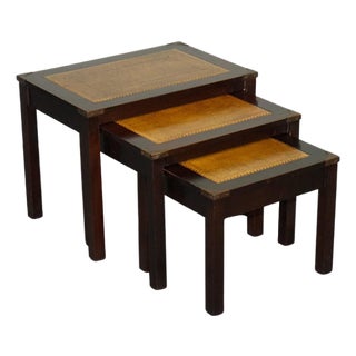 Vintage Nesting Tables in Brass with Camel Brown Leather Tops, Set of 3 For Sale