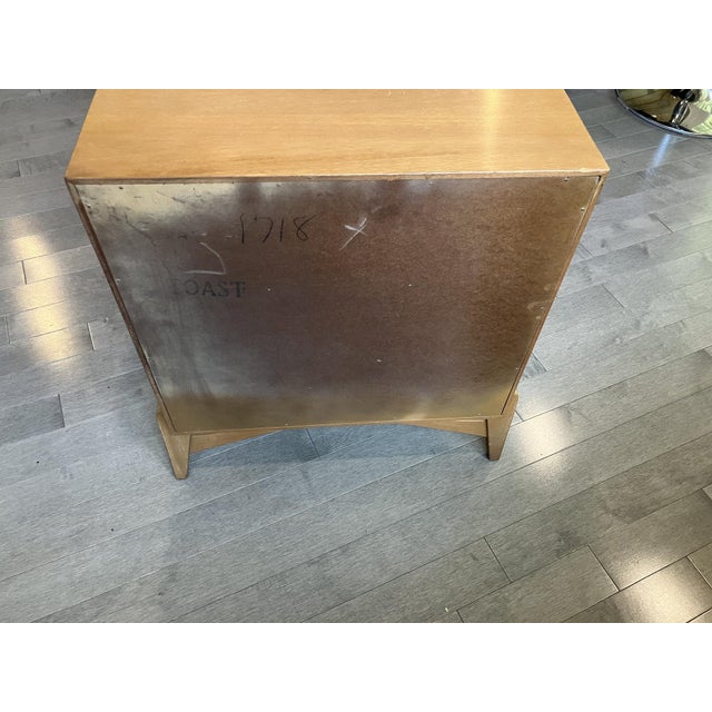 Heywood-Wakefield Vintage Heywood‑Wakefield Mahogany Side Table Cabinet – Mid‑Century Storage With Drawer & Sliding Doors For Sale - Image 4 of 11