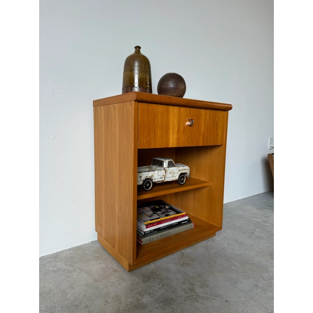 Mid-Century Modern 1970's Mid-Century Modern Blonde Pecan Night Stand End Side Table For Sale - Image 3 of 12