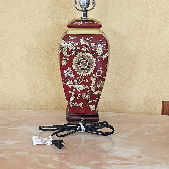 Late 20th Century Vintage Chinoiserie Style Porcelain Table Lamp With Hand-Painted Floral Motif For Sale - Image 5 of 18