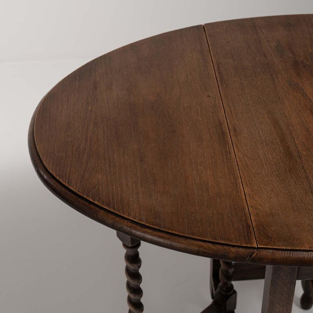 Traditional 20th Century United Kingdom Rich Amber Oak Gateleg Table For Sale - Image 3 of 9