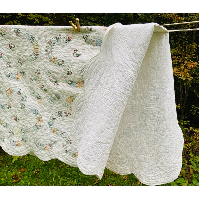 1940s Vintage All-Cotton Hand-Stitched Double Wedding Ring Scalloped Quilt For Sale - Image 6 of 18