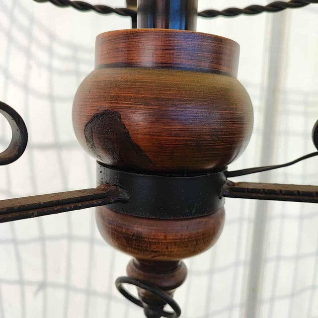 Descrizione Articolo: coppia di lampadari in legno e metallo d Altezza: 75 Larghezza: 32...