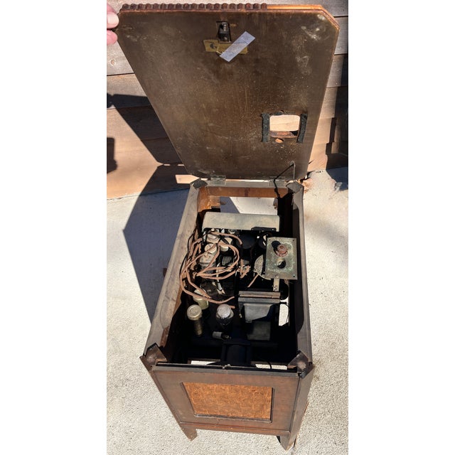 Antique 1930s Philco Lazyboy Chairside Radio Model 370 for Restoration For Sale - Image 9 of 13