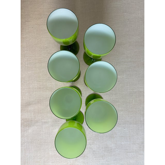 1960s 7 VTG Murano Lime Chartreuse Green Cased Long Stem Wine Glasses Carlo Moretti For Sale - Image 5 of 7