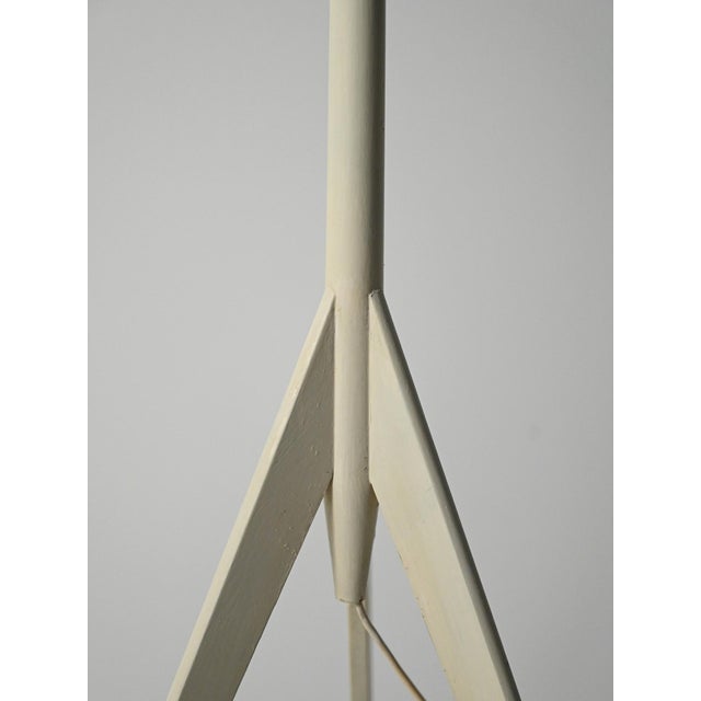 Scandinavian Tripod Floor Lamp in White Lacquered Wood, 1950s For Sale - Image 6 of 10
