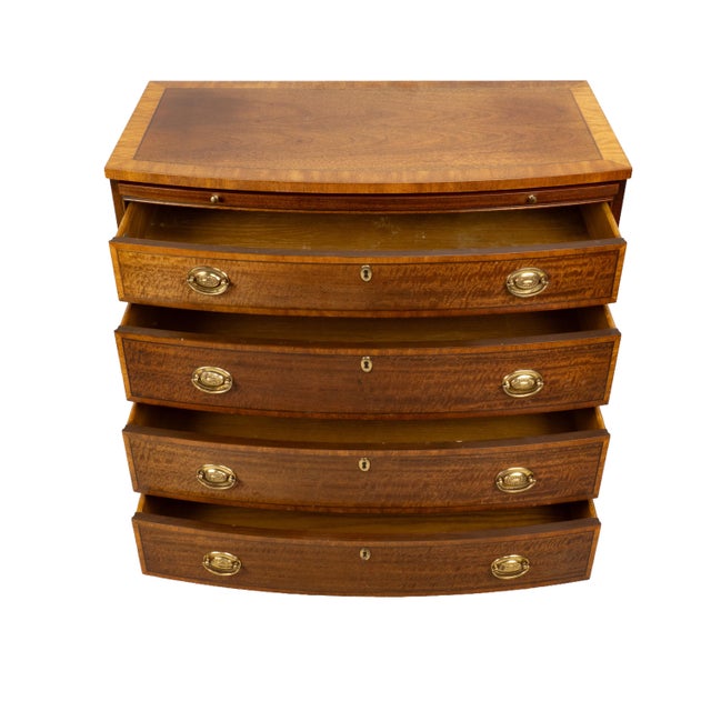 1980s Baker Furniture Georgian Inlaid Banded Mahogany Bowfront Bachelor Chest of Drawers For Sale - Image 9 of 17
