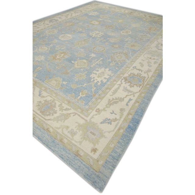 This modern Turkish Oushak rug is a stunning piece of art that has been handwoven using traditional techniques by skilled...