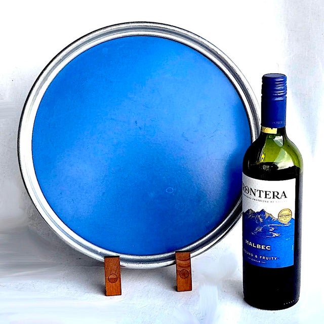 Offered is a fun set of vintage cocktail pieces from mismatched brands. It includes a tray with bright blue formica base...